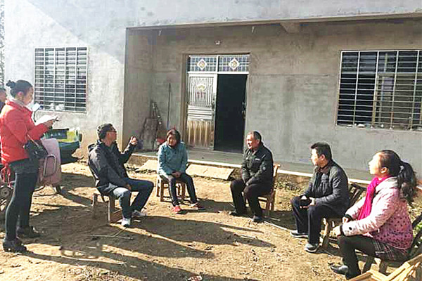 市委第二巡察组走访石桥驿镇普坪村贫困户jpg